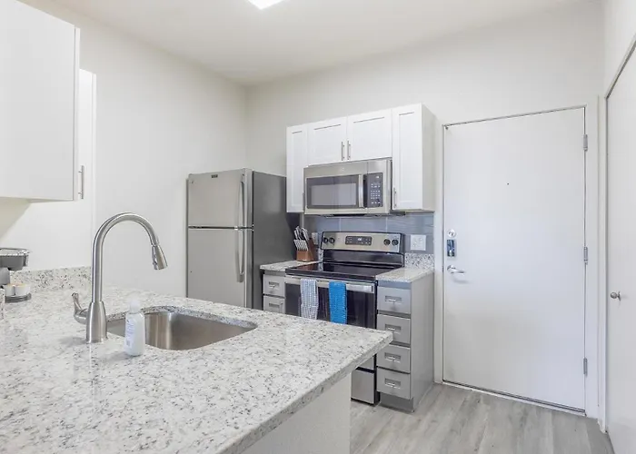 Landing Modern 1Bd Gym Pool Apartment *